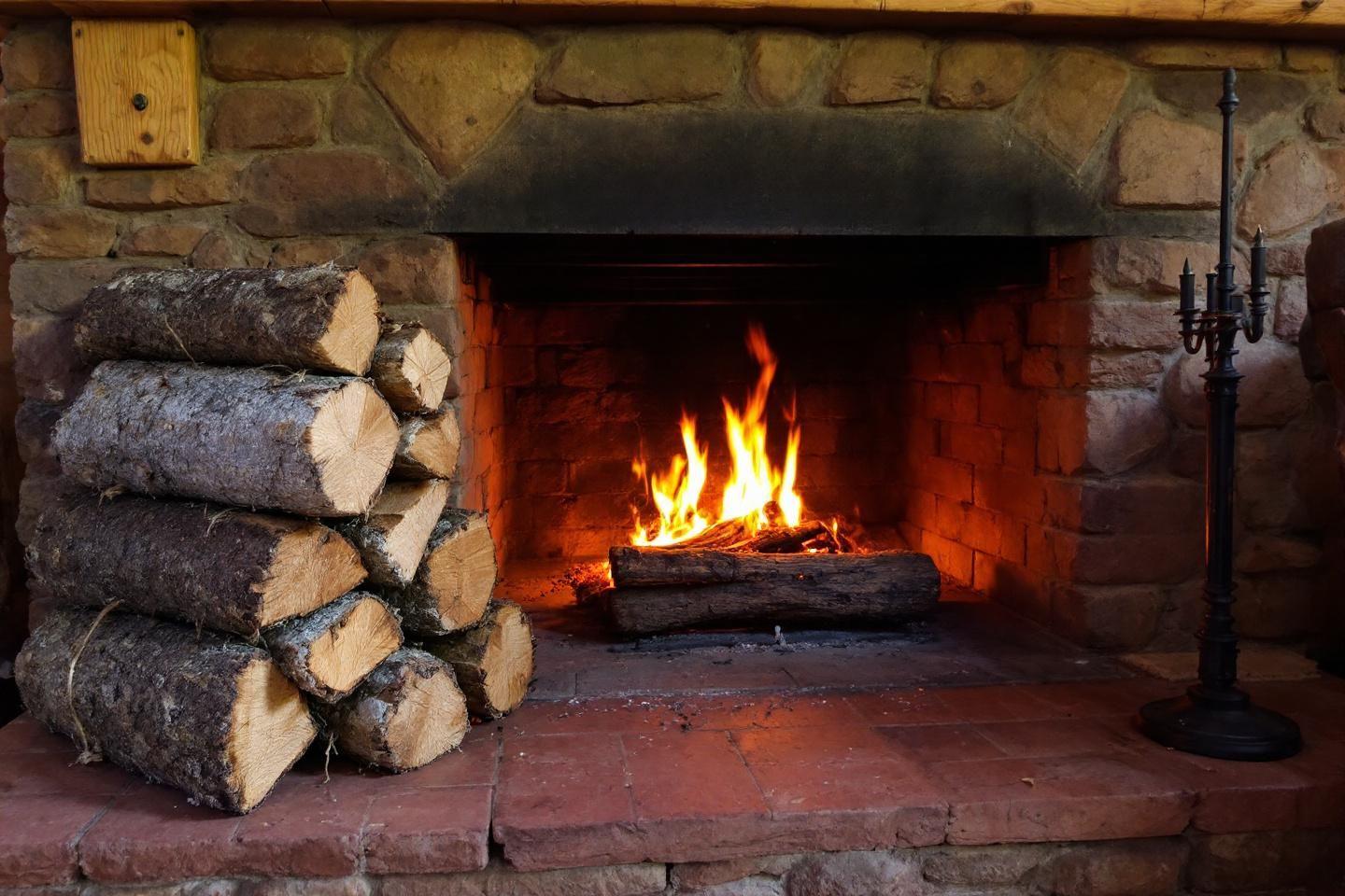 Allumage inversé du feu de bois : technique économique et écologique