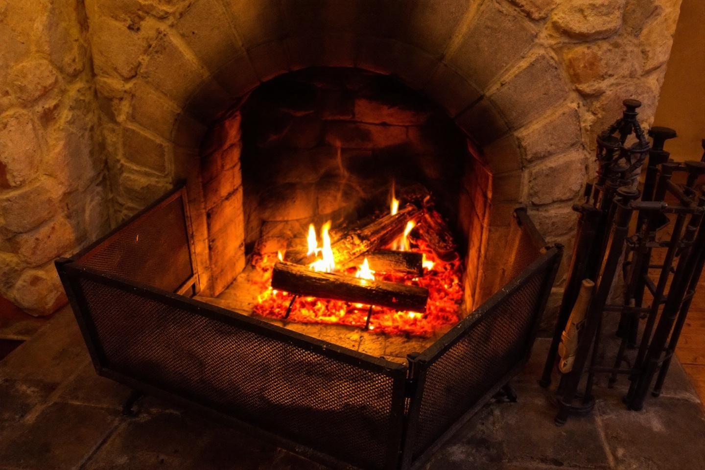 Feu de cheminée : causes, prévention et prix du ramonage