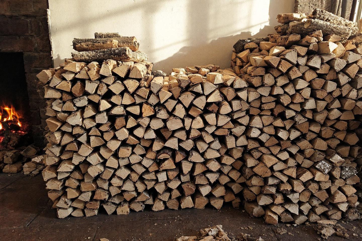 Durée de stockage du bois de chauffage : guide complet