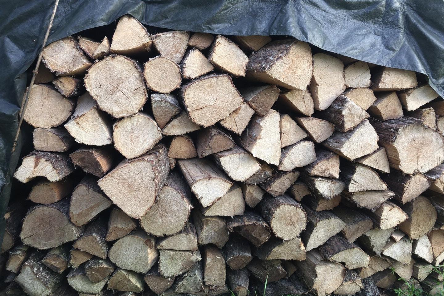 Comment stocker du bois de chauffage à l'extérieur efficacement