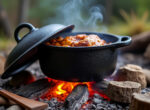 découvrez comment maîtriser l'art de la cuisson en dutch oven, la marmite en fonte idéale pour cuisiner au feu de bois et préparer des plats savoureux et authentiques en plein air.