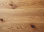 découvrez notre planche en chêne brut soigneusement avivée, offrant un rendu naturel et authentique, parfaite pour une décoration chaleureuse et élégante.