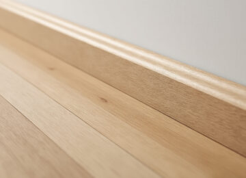 découvrez notre plinthe en bois massif de chêne naturel clair, fabrication française de qualité supérieure, hauteur 7 cm, pour une finition élégante et durable de vos murs.