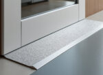 seuil de porte en tôle d’aluminium gaufrée, vendu au mètre linéaire jusqu’à 1,5 m. une finition résistante et antidérapante pour protéger vos passages.